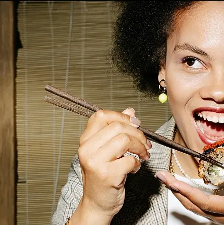 Persona disfrutando sushi en Jainzen